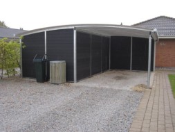 Carport mit Mehrzweckraum und Wandelementen