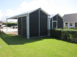 Carport mit Satteldach und Geräteraum hinten