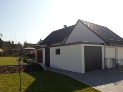 STAHL-Einzelgarage mit Sektionaltor und Anbau-Carport hinten als Holzliege - BRANDL