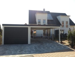 STAHL-Einzelgarage mit Sektionaltor + Anbau-Carport - BRANDL
