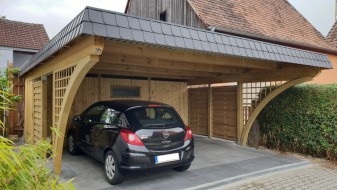 Doppel-Carport aus Holz mit Bogenpfosten beidseitig + Abstellkammer (Geräteraum, Schuppen) hinten integriert - BRANDL