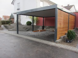 Doppel-Carport aus Stahl mit Wandelementen in offener Holzlattung - BRANDL