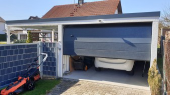 Einzelgarage aus Stahl mit Sektionaltor + Anbau-Carport links daneben - BRANDL