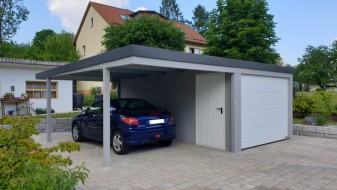 Einzelgarage aus Stahl mit Sektionaltor + Anbau-Carport links daneben - BRANDL