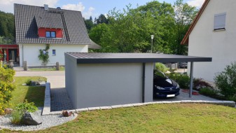 Einzelgarage aus Stahl mit Sektionaltor + Anbau-Carport links daneben - BRANDL