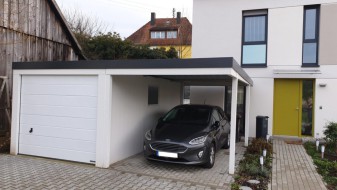 Einzel-Garage aus Stahl mit Sektionaltor + Anbau-Carport rechts daneben - BRANDL