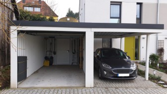 Einzel-Garage aus Stahl mit Sektionaltor + Anbau-Carport rechts daneben - BRANDL
