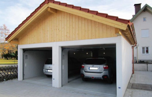 Doppel-Garage mit Zwischenwand-Aussparung und bauseitigem Giebeldach
