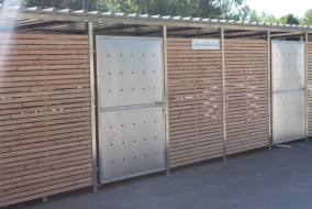 Mülltonnenhaus Größe 3 Reihenanlage - als Fahrradraum - Holzverkleidung - Drehtür Edelstahl