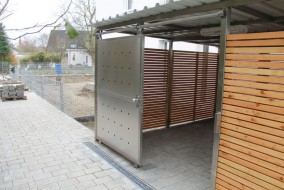 Mülltonnenhaus - Schiebetür Edelstahl - Detailansicht