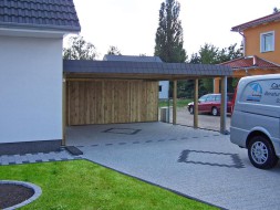 Doppel-Carport aus Holz + Flachdach + Abstellkammer (Geräteraum) hinten + Schindelblende in anthrazitgrau - BRANDL