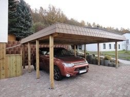 Doppel-Carport aus Holz + Flachdach + Schindelblende in braun (Hanglage) - BRANDL