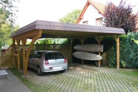 Doppel-Carport aus Holz mit Bogenpfosten einseitig + Schindelblende in braun - BRANDL
