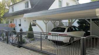 Doppel-Carport aus Holz mit Bogenpfosten einseitig + Schinbdelblende in anthrazitgrau - BRANDL