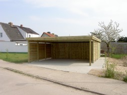 Doppel-Carport aus Holz + Flachdach + Abstellkammer (Geräteraum) + Dichtzaun waagerecht + Holzblende - BRANDL