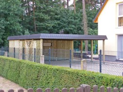 Doppel-Carport aus Holz + Flachdach + Abstellkammer (Geräteraum) + Schindelblende in anthrazitgrau + Dichtzaun diagonal - BRANDL