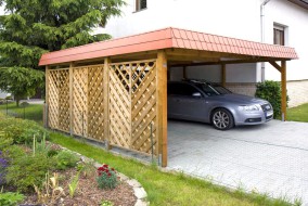 Doppel-Carport aus Holz mit Flachdach  + Schindelblende in ziegelrot + Dichtzaun diagonal - BRANDL