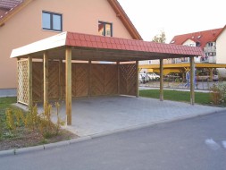 Doppel-Carport aus Holz mit Flachdach + Schindelblende in ziegelrot + Dichtzaun diagonal - BRANDL