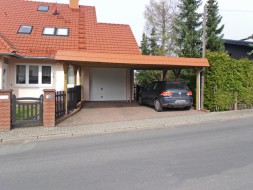 Doppel-Carport aus Holz vor Garage mit Flachdach + Schindelblende in ziegelrot - BRANDL