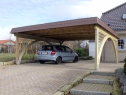 Doppel-Carport aus Holz mit Rundbogen beidseitig + Rankgitter + Schindelblende in braun - BRANDL