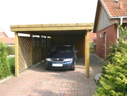 Einzel-Carport aus Holz mit Flachdach + Abstellkammer (Geräteraum) + Holzblende + Dichtzaun diagonal - BRANDL