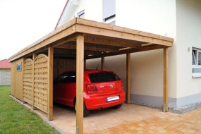 Einzel-Carport aus Holz mit Flachdach + Abstellkammer (Geräteraum) + Holzblende +  Dichtzaun waagerecht mit Bogen - BRANDL
