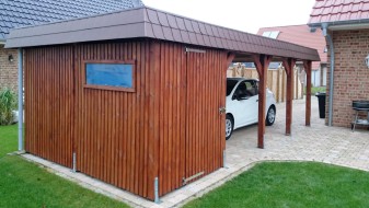Einzel-Carport aus Holz mit Flachdach und Abstellkammer (Geräteraum) + Schindelblende in braun - BRANDL