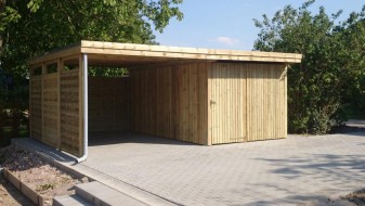 Einzel-Carport aus Holz mit Flachdach und Abstellkammer (Geräteraum) seitlich + Holzblende + Dichtzaun waagerecht - BRANDL