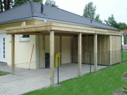 Einzel-Carport aus Holz mit Flachdach und Holzblende + Abstellkammer (Geräteraum) - BRANDL