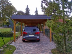 Einzel-Carport aus Holz mit Flachdach und Schindelblende in anthrazitgrau - BRANDL