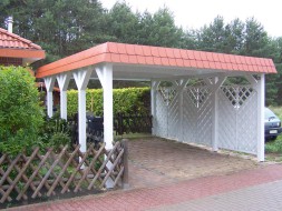 Einzel-Carport aus Holz mit Flachdach und Schindelblende in ziegelrot - Wandelemente: Dichtzaun diagonal - BRANDL