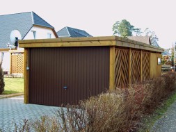 Einzel-Carport aus Holz mit Flachdach + Schwingtor + Abstellkammer (Geräteraum/Wandelemente) + Dichtzaun-diagonal - BRANDL
