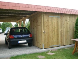 Einzel-Carport aus Holz Massanfertigung + Abstellkammer (Geräteraum) daneben + Schindelblende ziegelrot - BRANDL