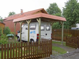 Einzel-Carport aus Holz für Wohnmobil (Wohnwagen/Transporter) + Schindelbende in ziegelrot - BRANDL
