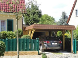Einzel-Carport aus Holz vor Garage + Bogenpfosten einseitig + Schindelblende in braun - BRANDL