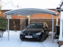 Einzel-Carport aus Stahl mit Bogendach im Winter
