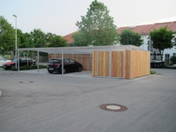 Carport mit Geräteraum und Holzwänden