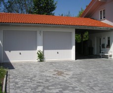 Doppel-Garage aus Beton mit Satteldach