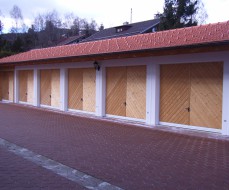 Garagen-Reihenanlage mit Satteldach und mit Holztoren
