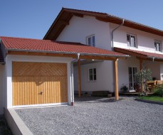 Garage mit Dachüberbau