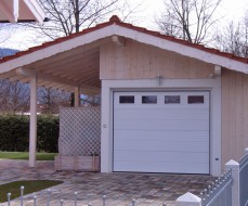 Einzel-Garage mit Sektionaltor und Satteldach, bauseitiger Dachstuhl mit Freisitz