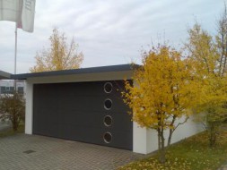 Doppel-Garage mit Sektionaltor und Bullaugen-Fenster