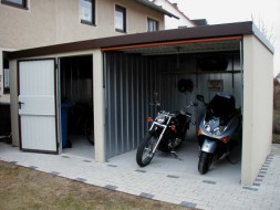 Zweirad-Garage mit Geräteraum-Anbau