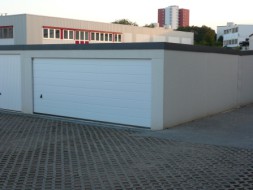 Doppel-Garage mit Groß-Sektionaltor