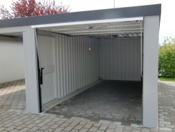 Einzelgarage mit Schwingtor und Anbau-Carport - BRANDL
