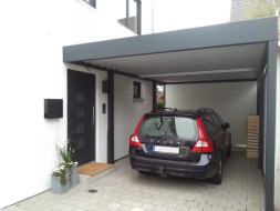 Einzel-Carport mit Geräteraum (Abstellraum) hinten integriert + Hauseingangsüberdachung - BRANDL