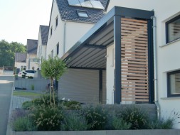 Doppel-Carport mit Hauseingangsüberdachung und Geräteraum hinten - BRANDL
