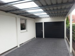 STAHL-Einzelgarage mit Sektionaltor + Geräteraum hinten integriert + Carport-Anbau vorne - BRANDL