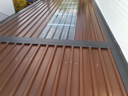 STAHL-Einzelgarage mit Sektionaltor + Geräteraum hinten integriert + Carport-Anbau vorne - BRANDL