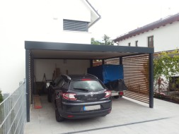 Doppel-Carport aus Stahl – mit Wandelementen offene Holzlattung - BRANDL